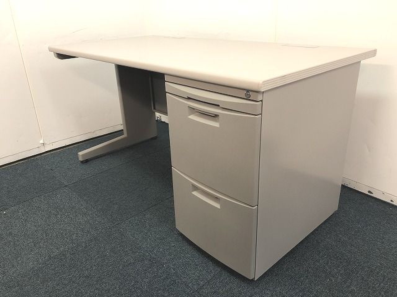 人気商品！！【定価約9万円！！人気シリーズの1400ｍｍ幅！！片袖机の入荷です！！】■イトーキ■CZ■おつとめ品
                        CZ 
                                    中古
            