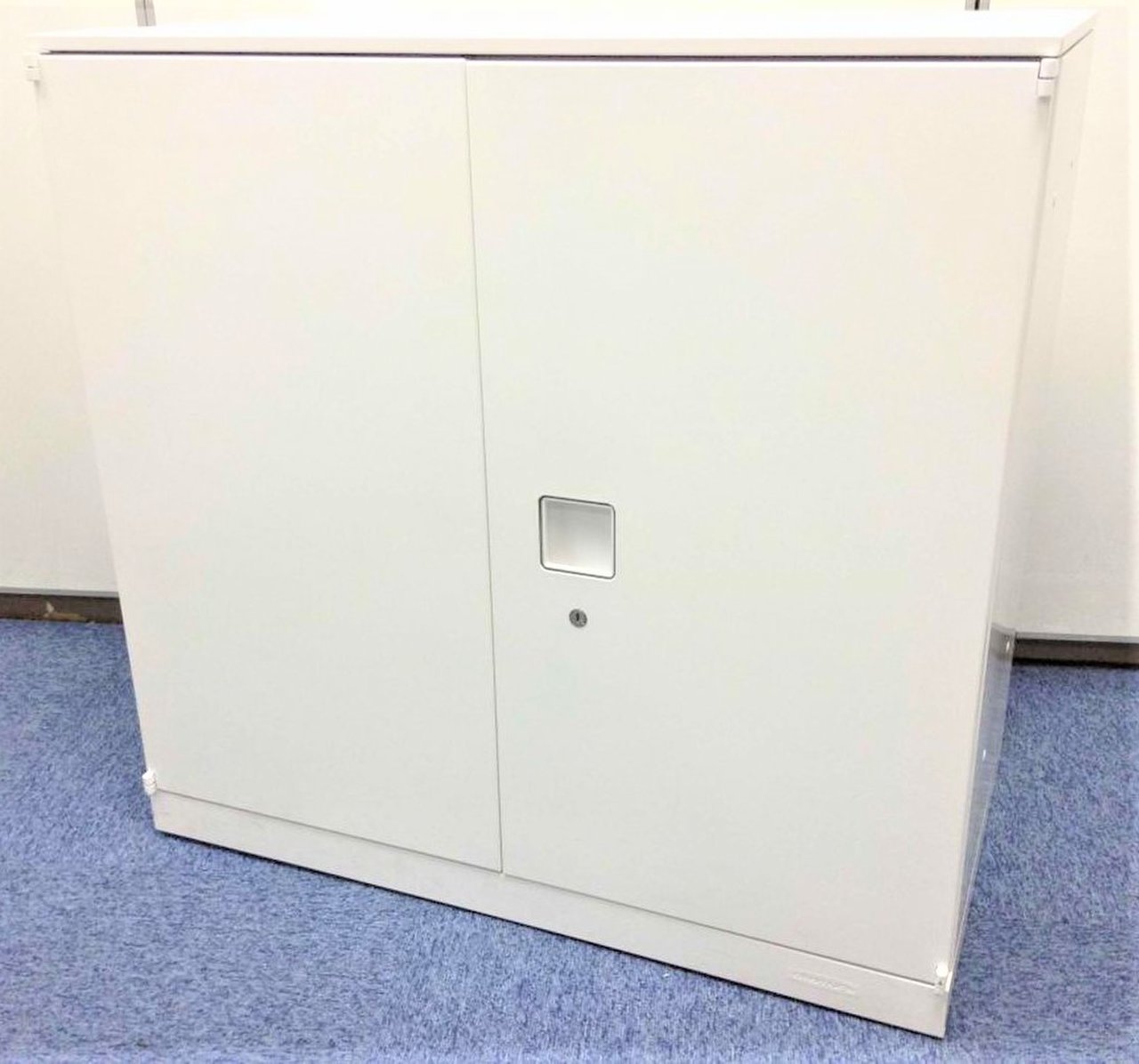 【人気のコンパクトサイズ！】■オカムラ製　両開き書庫　ホワイト　■窓下スペースにも設置できる！

                        レクトライン 
                                    中古
            