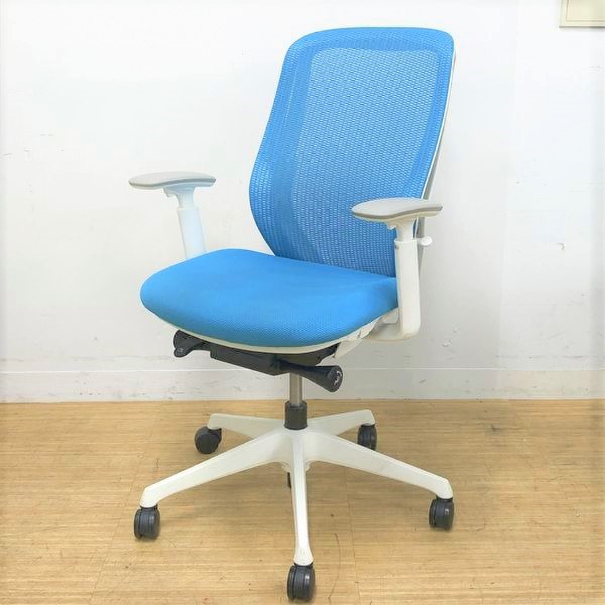 ホワイトフレーム×ブルーグリーン★状態良好品★アジャストアーム★ハイバック★オカムラ★シルフィー
                        シルフィー（クッション） 
                                    中古
            