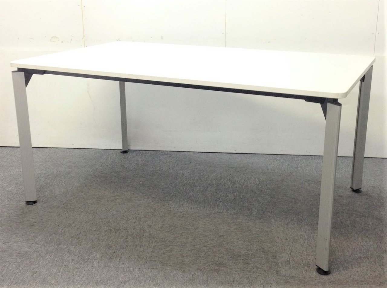 【スタイリッシュなデザイン！】■イトーキ製　ミーティングテーブル　W1500×D900mm　ホワイト
                        DEシリーズ 
                                    中古
            