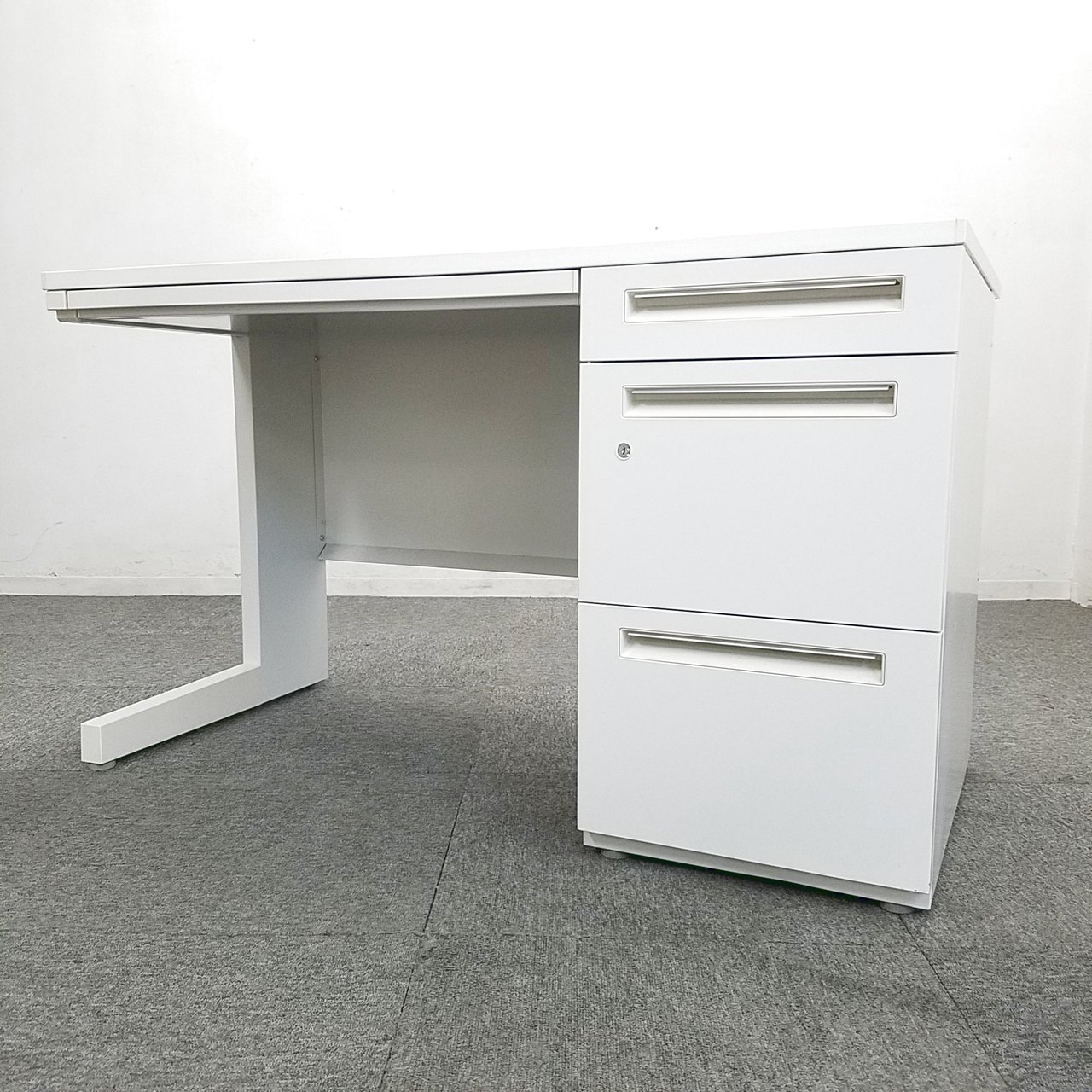 【18台入荷】人気のホワイトデスクでどんなオフィスにもおススメ！！中古　デスク　机　両袖　テレワーク　在宅ワーク　ホワイト
                        スカエナ デスク 
                                    中古
            