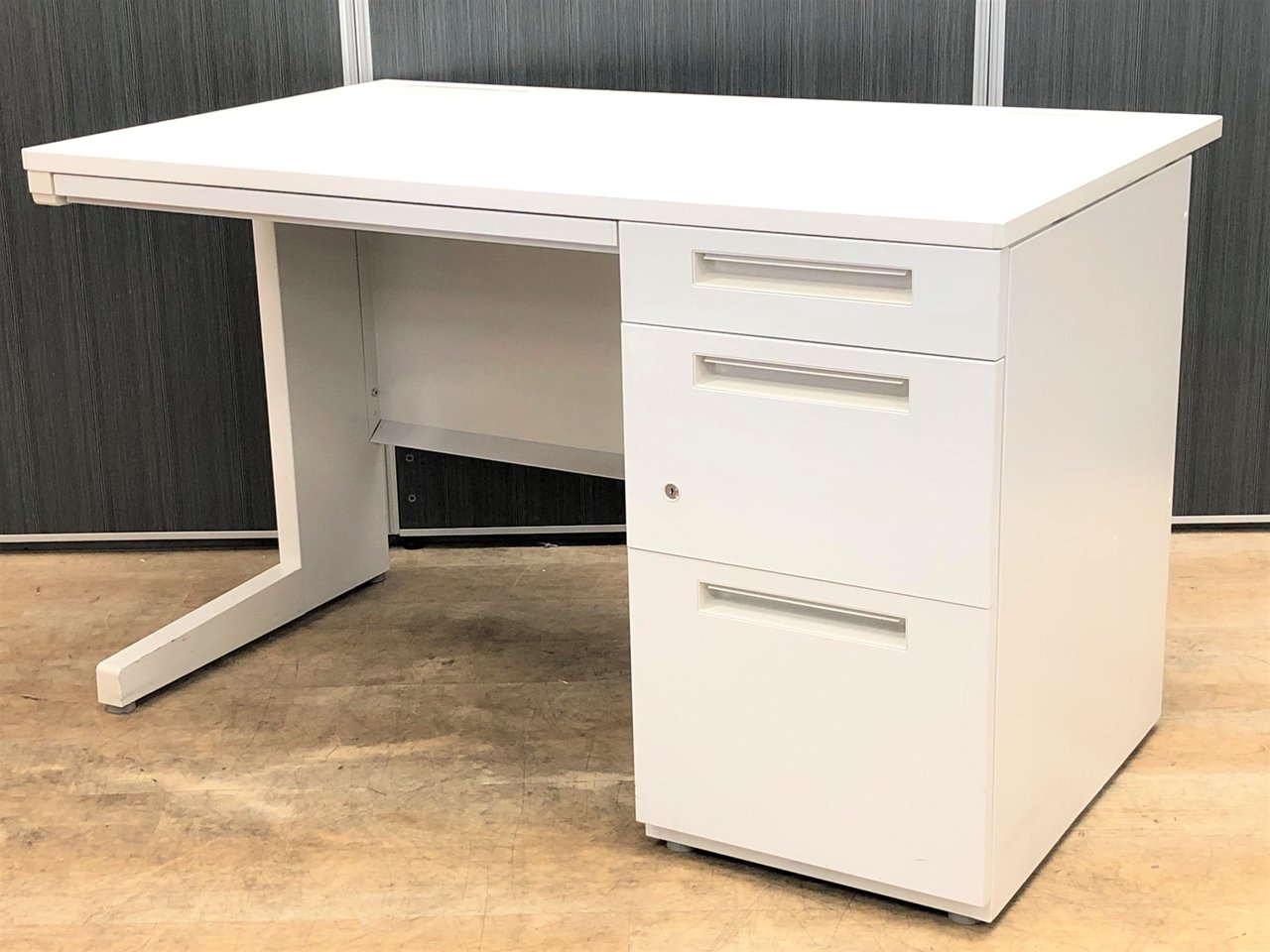 【20台入荷】ベーシックなオフィスデスク！人気カラー＆サイズ【中古】【オフィス家具】【東京】【大阪】【愛知】【岐阜】【長野】【滋賀】
                        デュエナ 
                                    中古
            