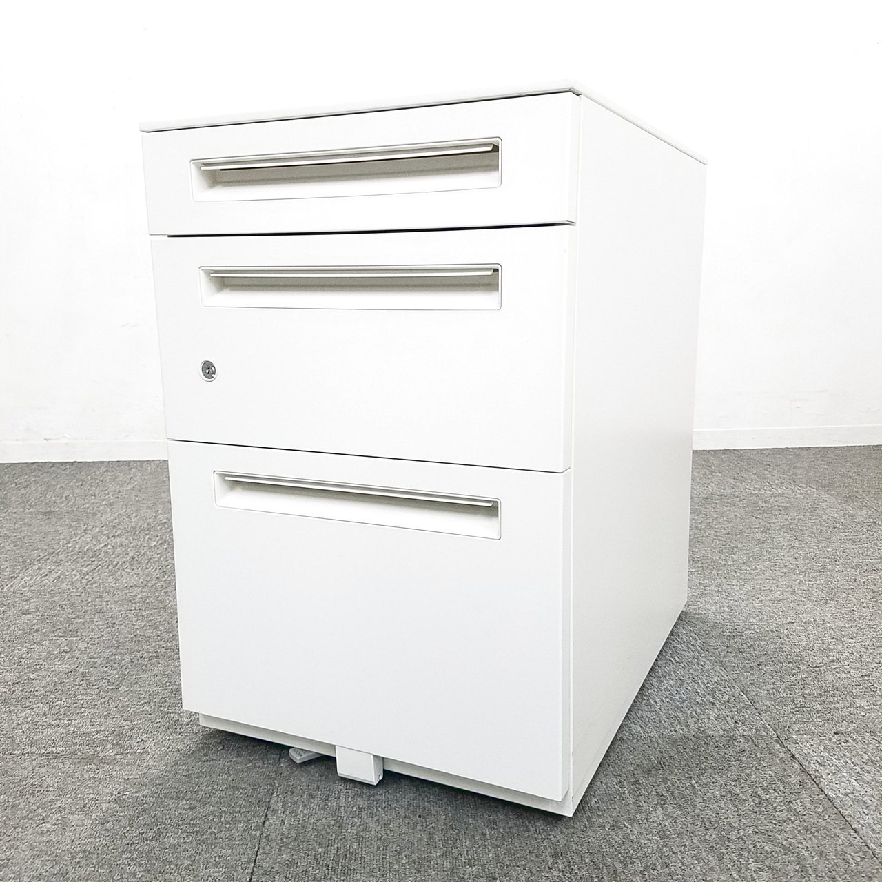 【4台入荷！】｜3段ワゴン｜デスクイン｜ホワイト｜デスクとのセット使いにオススメ！
                        スカエナワゴン 
                                    中古
            