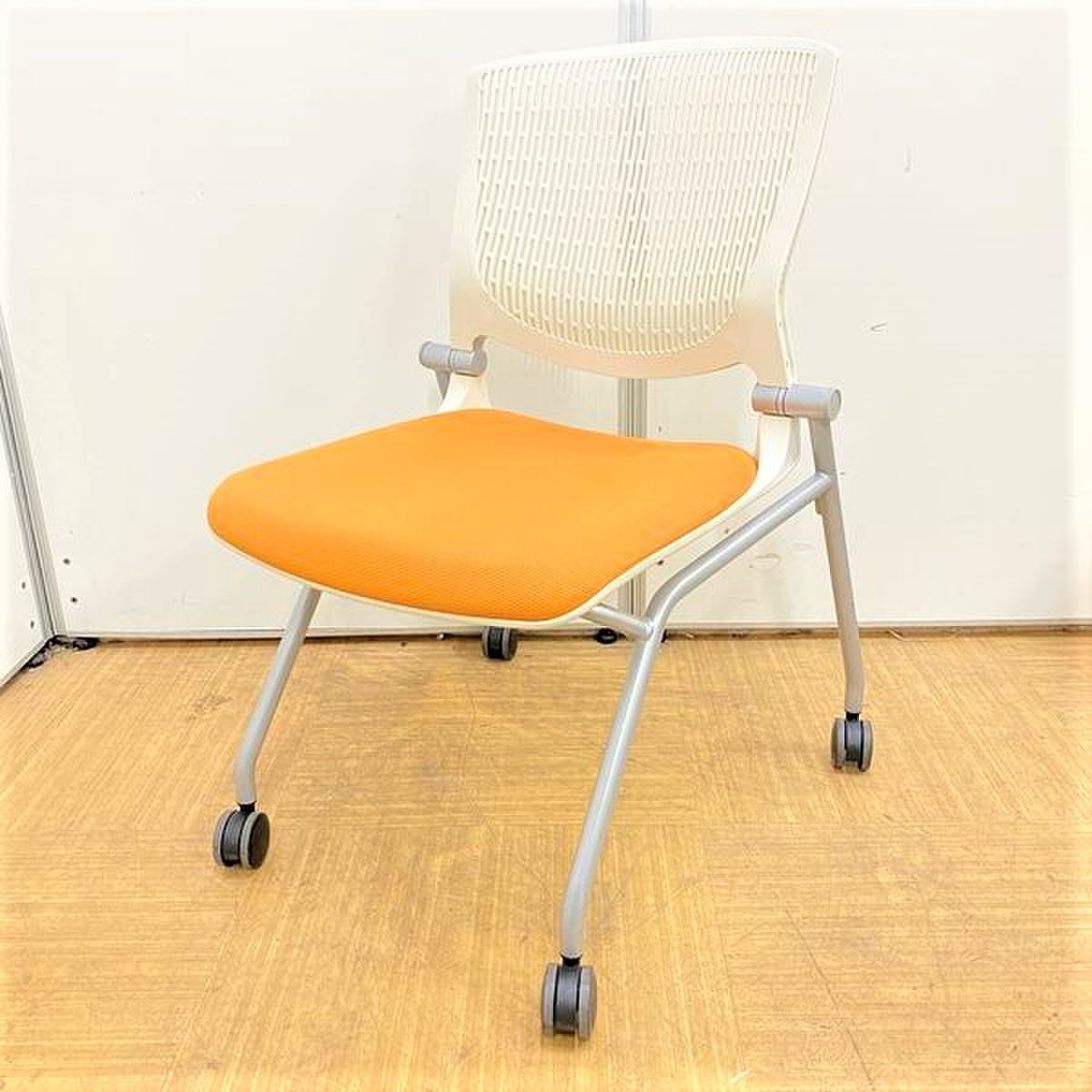 【12脚ロット入荷】オフィスにカジュアルな雰囲気を　ホワイト×オレンジ　
                        グラータ 
                                    中古
            