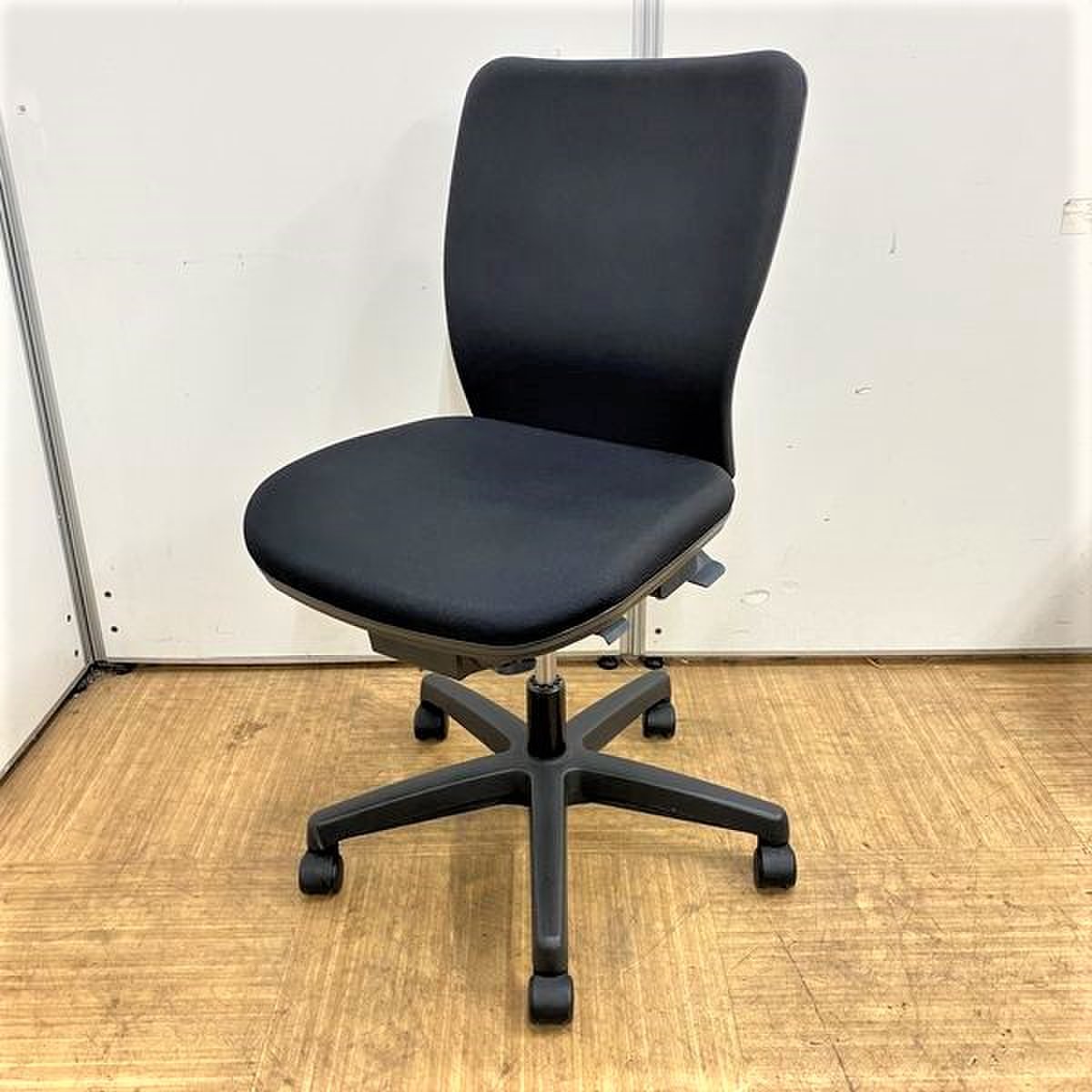 【10脚入荷】ぽっきり価格！！ハイコストパフォーマンスチェア！！オールブラックでスタイリッシュ　エントリーモデルながら多機能調整
                        ベルフィーノ
                                    中古
            