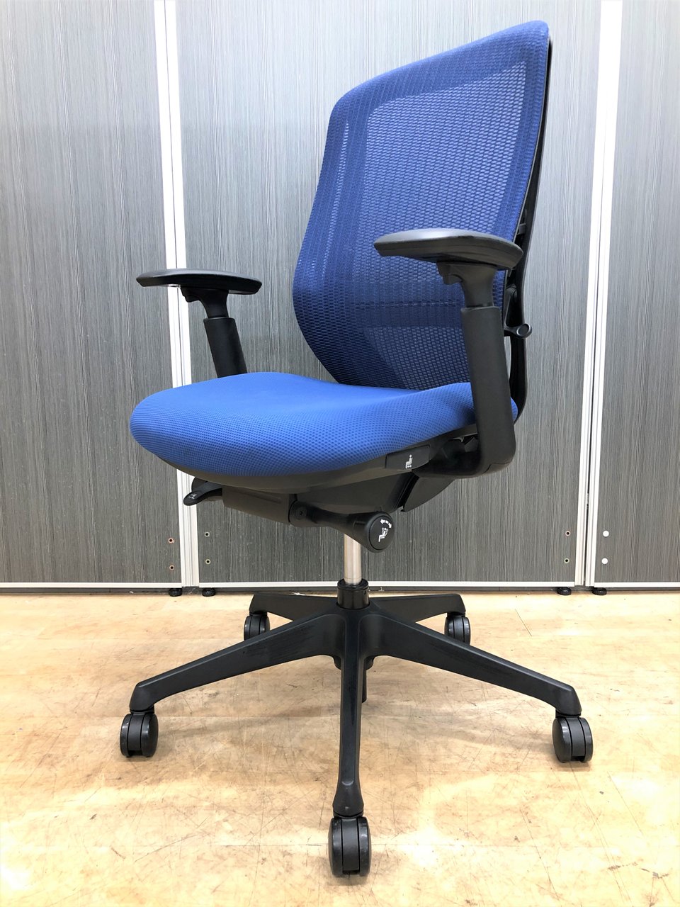 【6脚入荷】ランバーサポート付き！腰痛対策のススメ【中古】【オフィス家具】【東京】【大阪】【愛知】【岐阜】【滋賀】【長野】
                        シルフィー（クッション） 
                                    中古
            