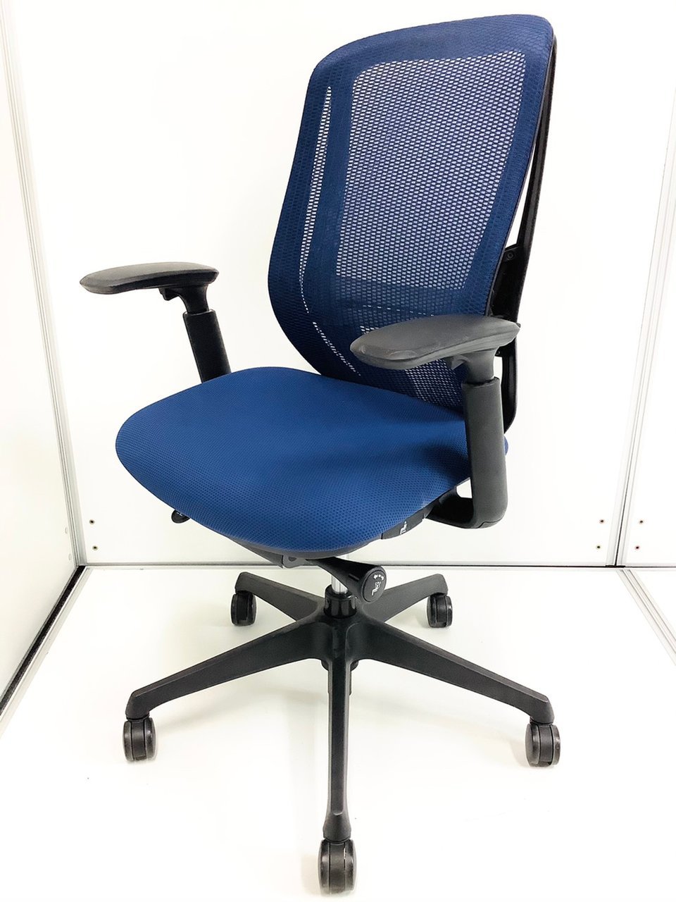 【今、バロンよりも人気あります！】
オカムラの新しい定番チェア！
■オカムラ/シルフィ
                        シルフィー（クッション） 
                                    中古
            