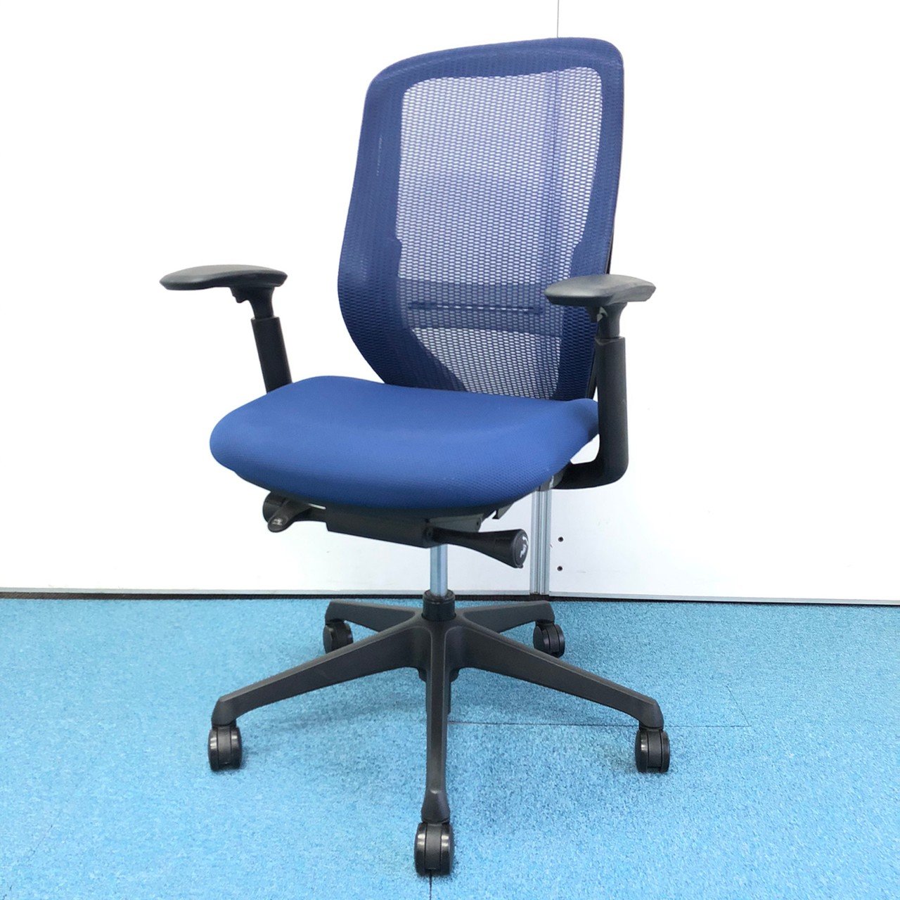 【2016年製】人気の前傾サポート機能/オカムラ製シルフィーチェア
【大量在庫/法人様歓迎】
                        シルフィー（メッシュ） 
                                    中古
            