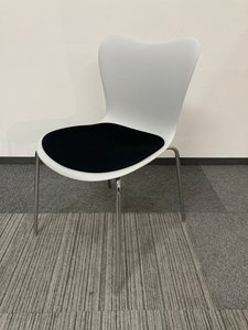 会議はもちろんミーティングスペースにも！ UCHIDA 内田洋行 スタッキングチェア 【新大阪】【中古品】【淀川区】【北区】【吹田】【起業】