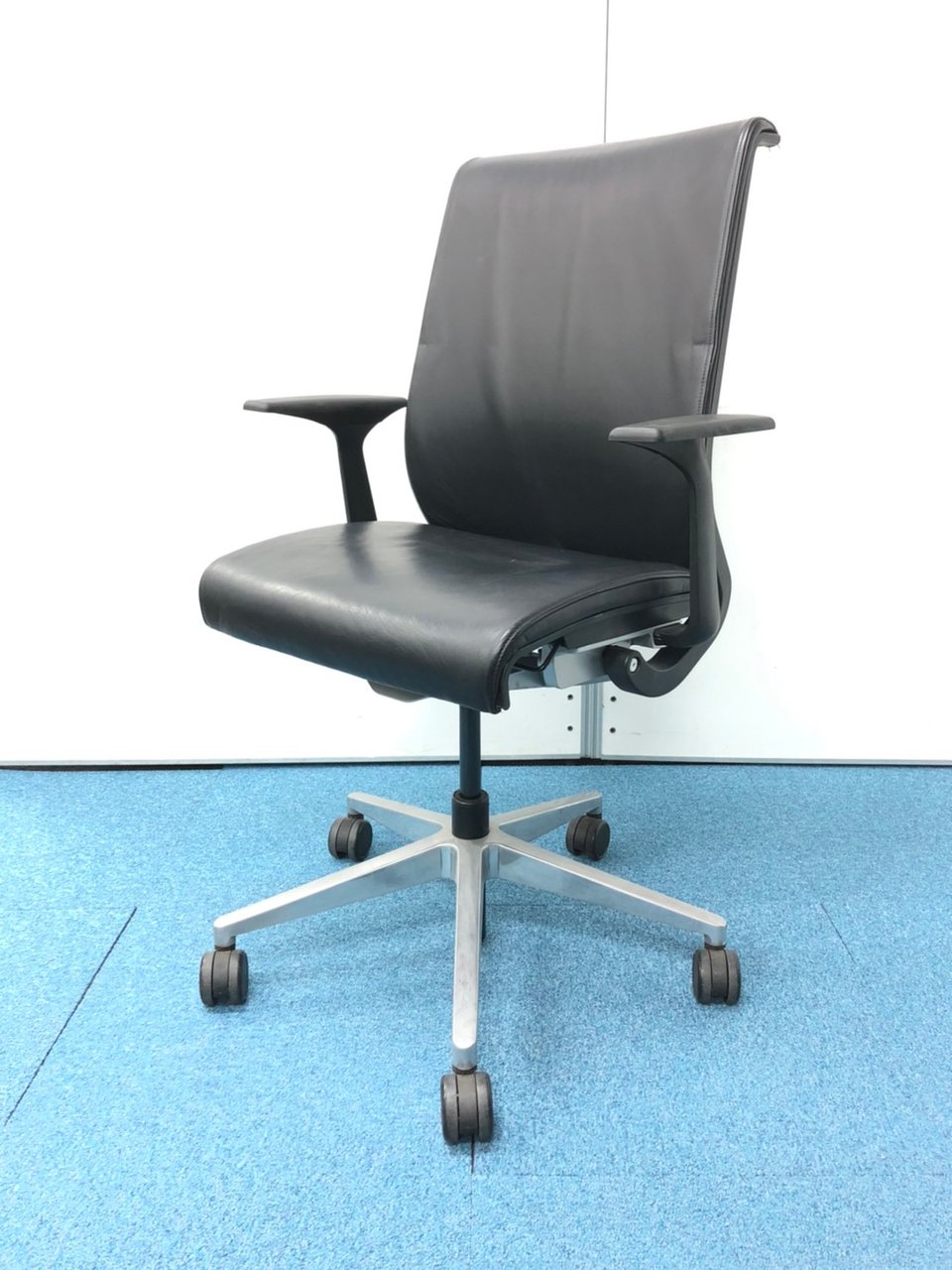 【レア商品】スチールケース製シンクチェア/レザー仕様/高級感とカジュアルの融合/デザインアーム
                        シンクチェア（座:布
                                    中古
            