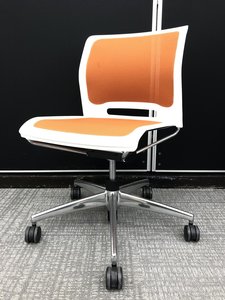 【2017年製】鮮やかパッションカラー！オレンジのミーティングチェア♦コクヨ製