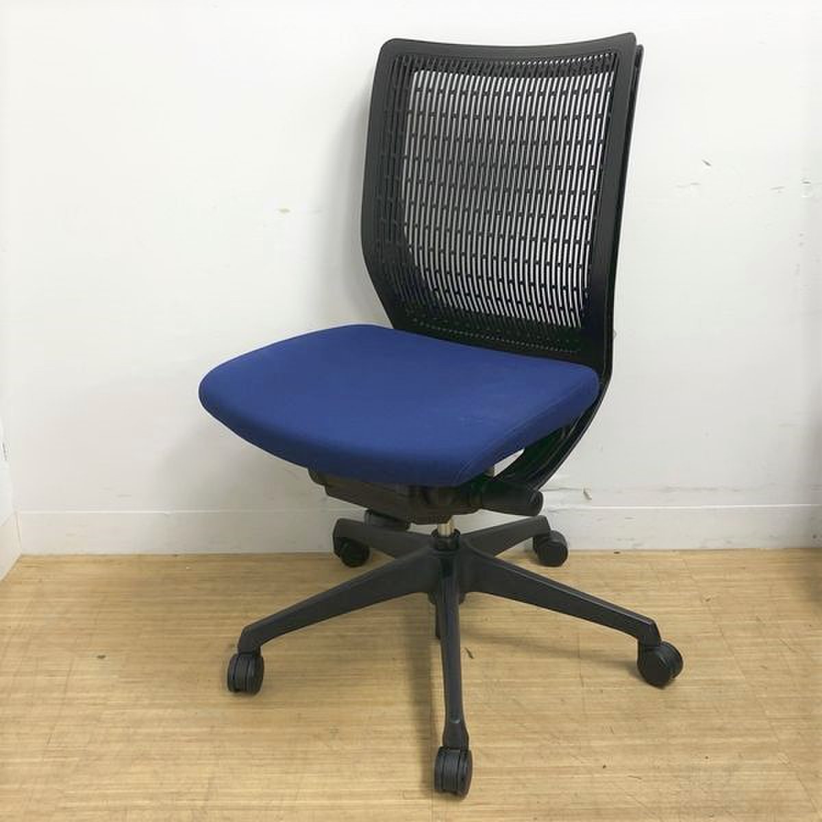 シンプルながらデザイン性の高いオフィスシーティング　オカムラ　ヴィスコンテ　樹脂メッシュ採用
                        ヴィスコンテ 
                                    中古
            