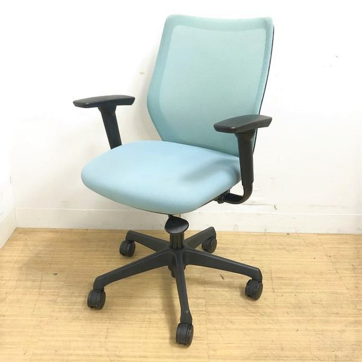 女性の方にも大人気★メッシュ＆コンパクト設計が人気の理由｜軽快なメッシュ仕上げ　セージ色でさわやか　オカムラ　CG-M
                        CG-M 
                                    中古
            