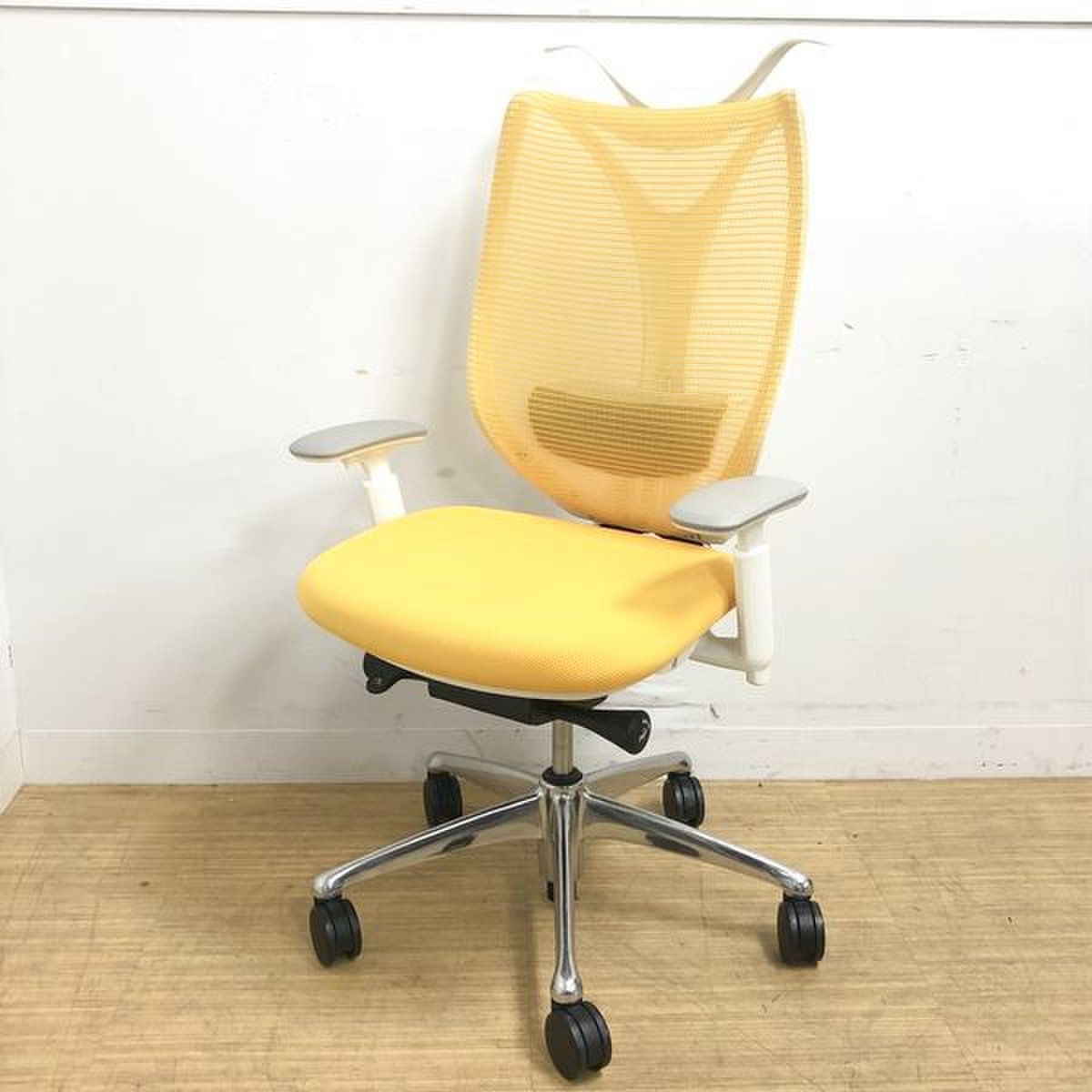 アジャストアームは新品★サブリナはオカムラ製のオフィスシーティングです★シルフィーの上位モデル　ランバーサポート付き　ハンガー付　マンゴーイエロー
                        サブリナ 
                                    中古
            