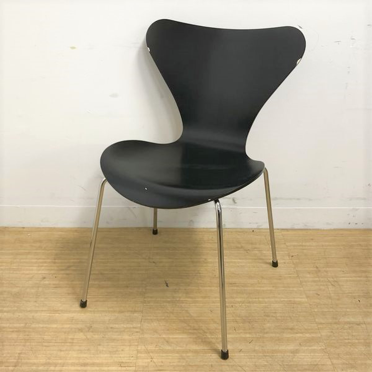 【デザイナーズ家具】【ダメージ大】Fritz Hansen(フリッツハンセン)/セブンチェア　ラッカー・ブラック　アルネ・ヤコブセン
                        セブンチェア
                                    中古
            