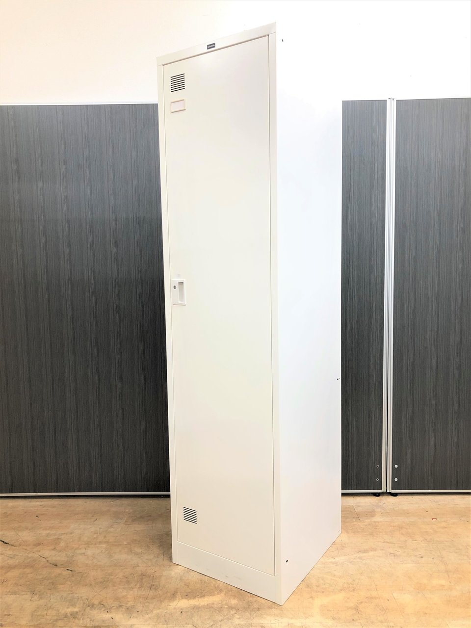 【2台入荷】シンプルなデザイン！どんな空間にもフィットします【中古】【オフィス家具】【東京】【大阪】【愛知】【岐阜】【長野】【滋賀】
                        システム ロッカー 
                                    中古
            