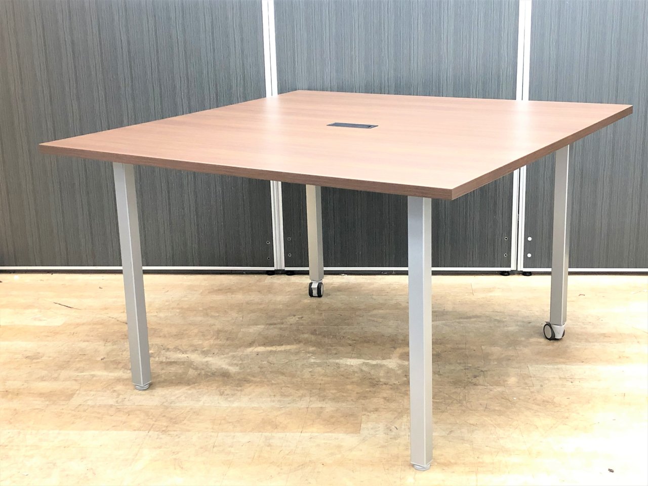 【2台入荷】正方形のワークテーブル！キャスター付きで移動もスムーズ【中古】【オフィス家具】【東京】【大阪】【愛知】【岐阜】【長野】【滋賀】
                        その他シリーズ
                                    中古
            