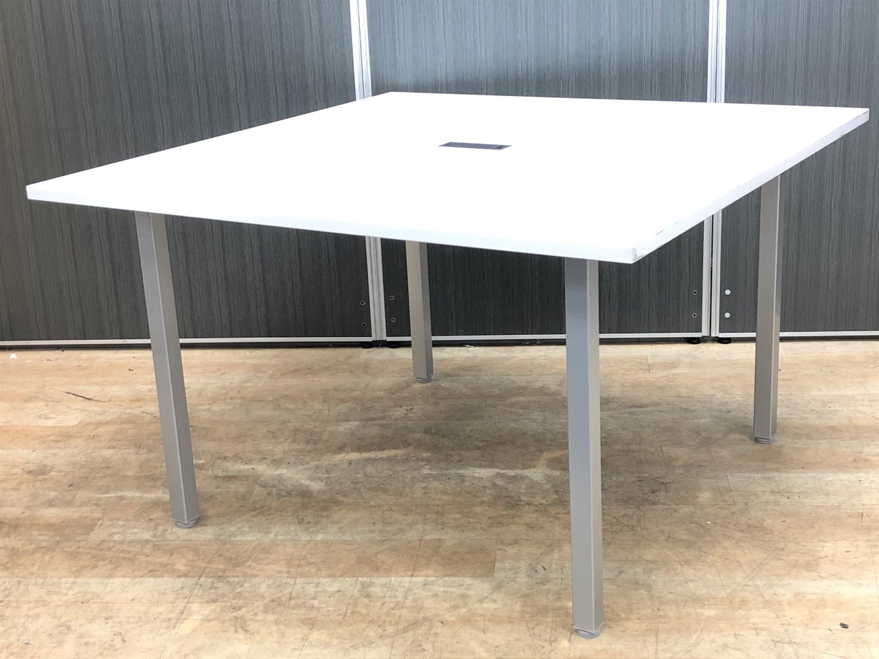【2台入荷】正方形のワークテーブル！四本足で安定感抜群【中古】【オフィス家具】【東京】【大阪】【愛知】【岐阜】【長野】【滋賀】
                        その他シリーズ
                                    中古
            