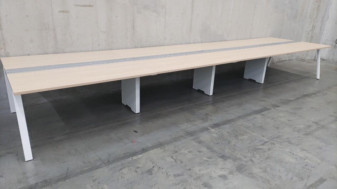 【倉庫在庫品】【幅5600㎜のフリーアドレスデスク】オカムラ製　マニフォールド【明るい木目天板】【エンブレムブルー】
                        マニフォールド 
                                    中古
            