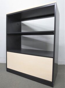 【スタイリッシュなデザイン！】■コクヨ製　エディアシリーズ　フリーパネルタイプ　下段木目パネル付き【展示棚】