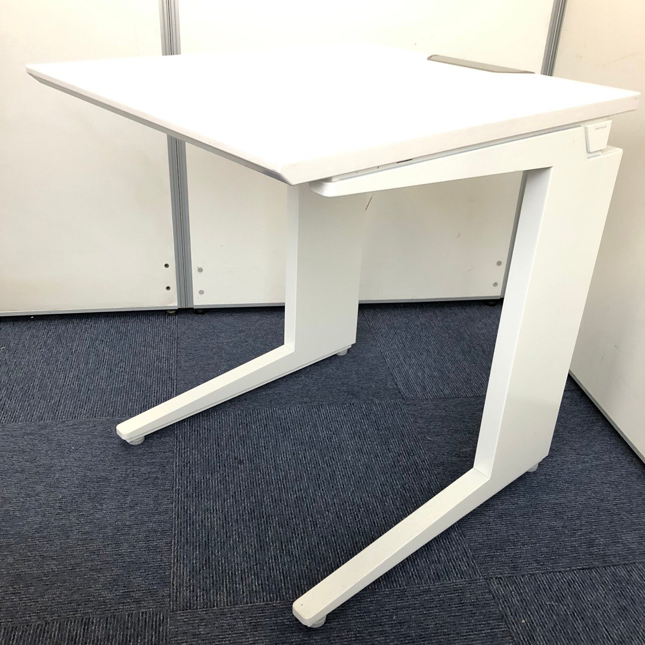 ご自宅でもパーソナルスペースの確保にぴったり！幅60cm、奥行70cmなので、ノートパソコン・タブレット向け｜配線カバー付き
                        その他シリーズ
                                    中古
            