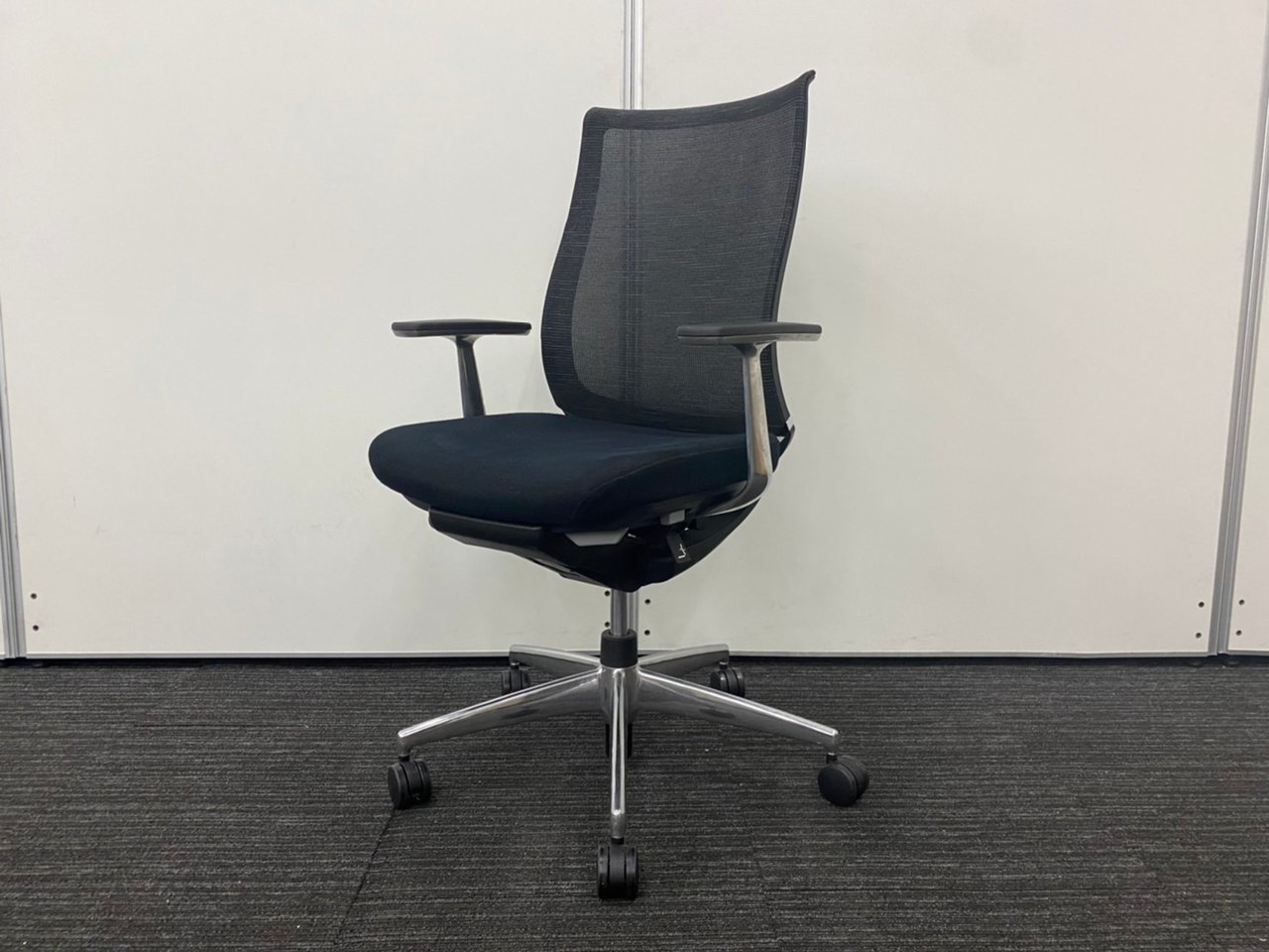 【肘に傷あり】【専門業者によるクリーにング済み！】コクヨ製　ベゼルチェア　固定肘　ブラック
                        ベゼル（アルミポリッシュ脚） 
                                    中古
            
