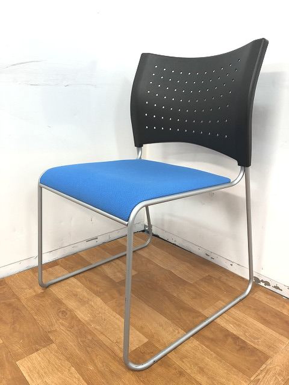 注目商品！！【定価約2万円！！ブラック×ブルー！！重ねて置けるので保管も便利なスタッキングチェアの入荷です！！】TOKIO
                        その他シリーズ
                                    中古
            