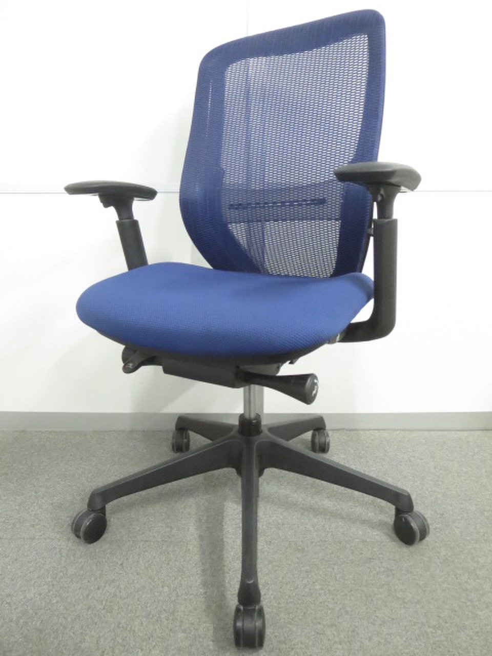 前傾姿勢で人気の商品！！【定価約12万円！！ランバーサポート付き＆前傾チルトで快適PCワーク！！腰痛対策！！人気OAチェアの入荷です！！オカムラ/シルフィー
                        シルフィー（クッション） 
                                    中古
            