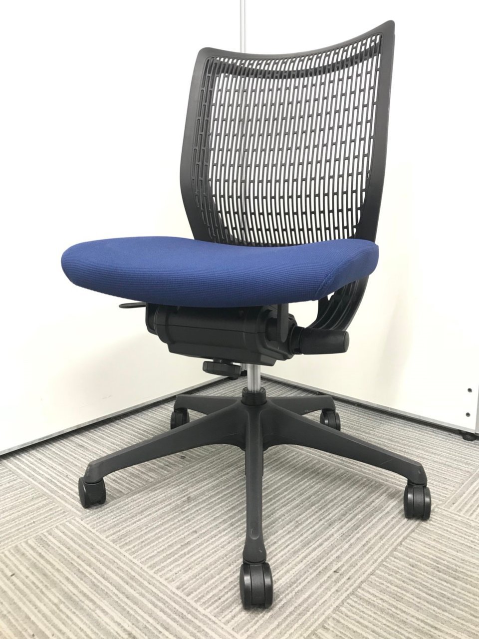 安定の座り心地！！【定価約6万円！！背もたれ樹脂メッシュ！！通気性バツグン！！エルゴノミクスチェア！！】オカムラ/ヴィスコンテ
                        ヴィスコンテ 
                                    中古
            