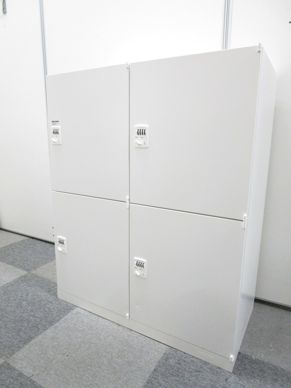 【2台入荷】オカムラのレクトラインロッカー/4人用パーソナルロッカー入荷です！【定番のホワイトロッカー】
                        レクトライン 
                                    中古
            