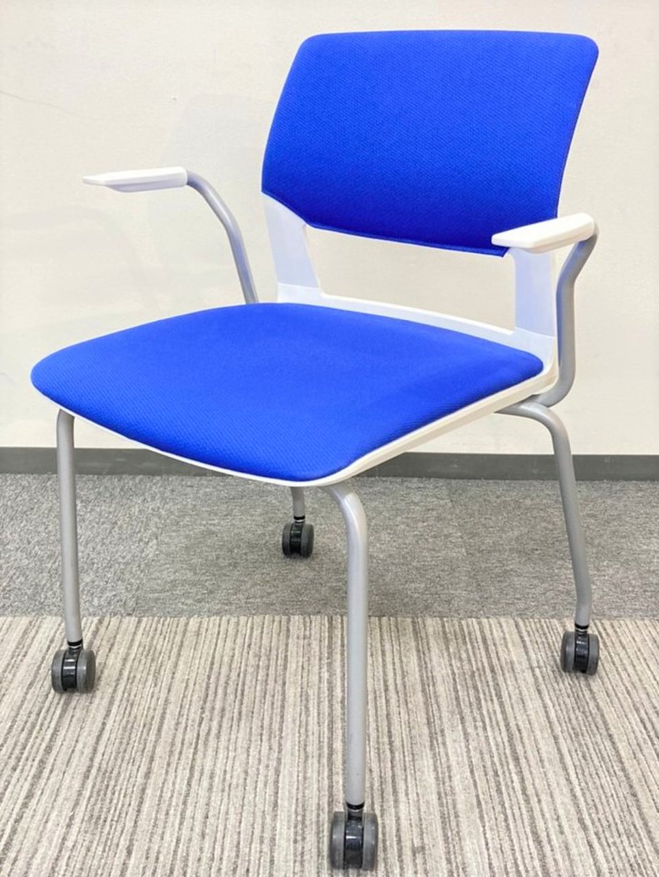 【スムーズに動かせるキャスター付！】■コクヨ製　スタッキングチェア　肘付　ディープマリン

                        160シリーズ 
                                    中古
            