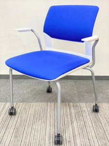 【スムーズに動かせるキャスター付！】■コクヨ製　スタッキングチェア　肘付　ディープマリン
