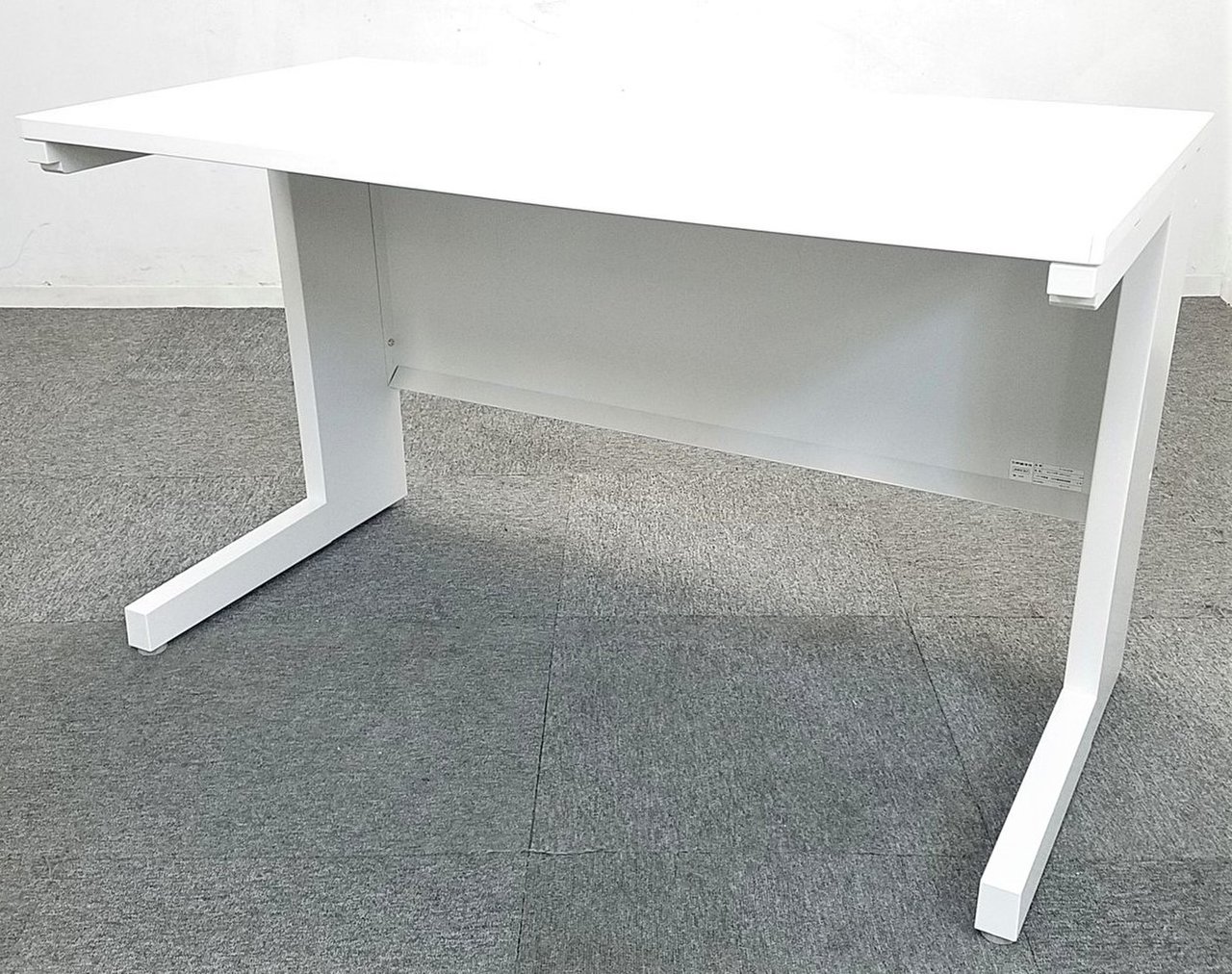 【省スペースに設置！】■ウチダ　平デスク　W1200×D600mm　ホワイト　■足元広々！引出し無タイプ！
                        スカエナ デスク 
                                    中古
            