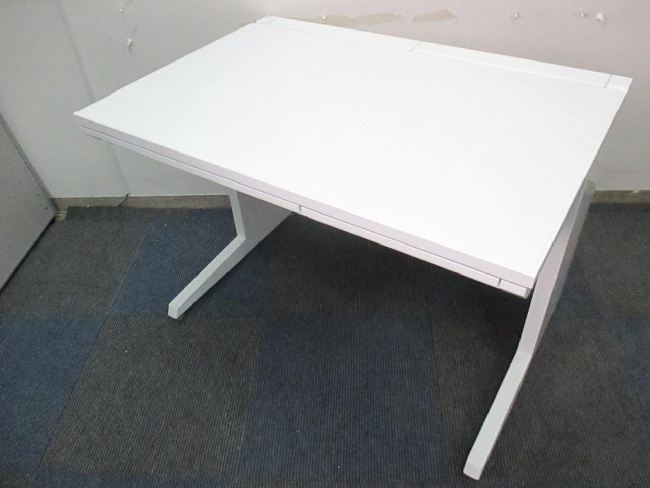 ホワイトカラー！！【定価約7万円！！シンプルで美しくオシャレなデザイン！！コンパクトサイズ平机の入荷です！！国内メーカー人気商品！！】■オカムラ■アドバンス
                        アドバンス 
                                    中古
            