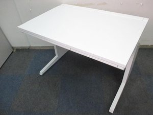 ホワイトカラー！！【定価約7万円！！シンプルで美しくオシャレなデザイン！！コンパクトサイズ平机の入荷です！！国内メーカー人気商品！！】■オカムラ■アドバンス