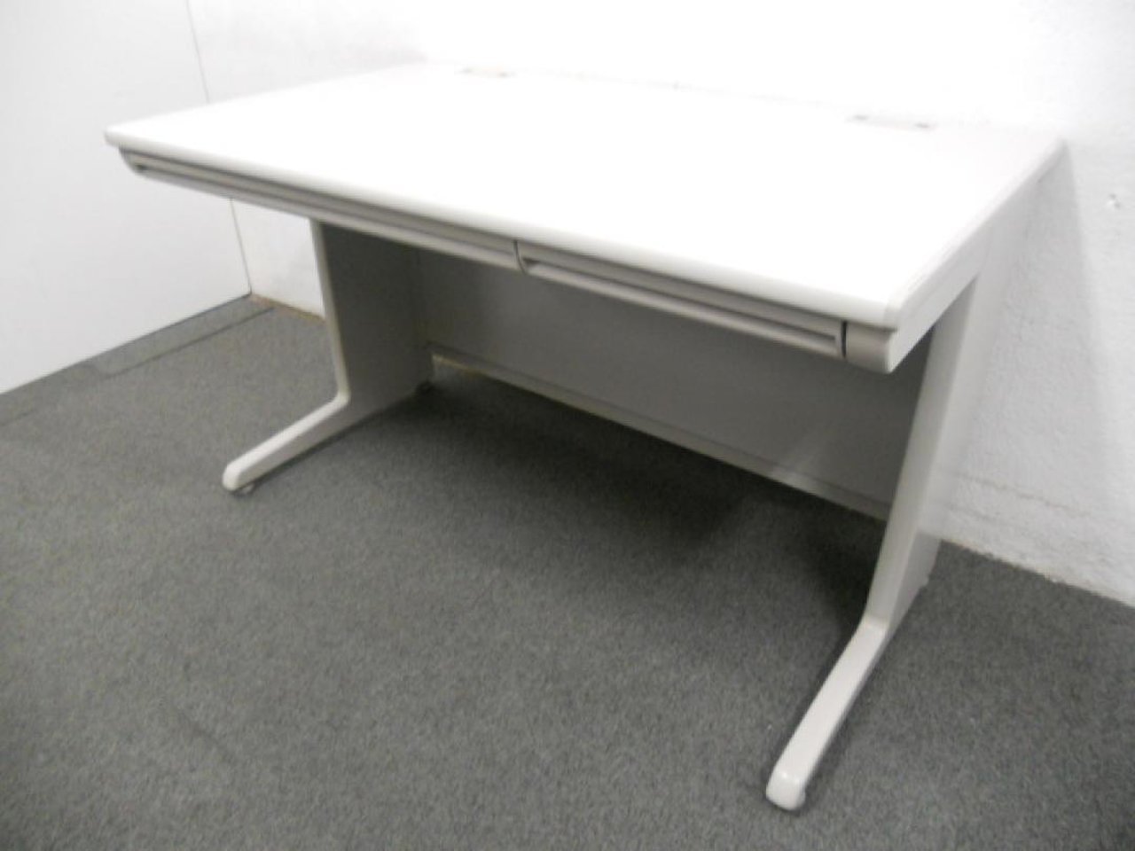 人気サイズ！！おすすめ品！！【定価約7万円！！超人気サイズの1200ｍｍ幅！！平机の入荷です！！】■オカムラ■SD
                        SD
                                    中古
            