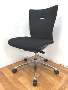 リモート・在宅ワークにおすすめ！！【定価約7万円！！背あてのしなやかな曲線が背中にフィットします！！】オカムラ/フィーゴ