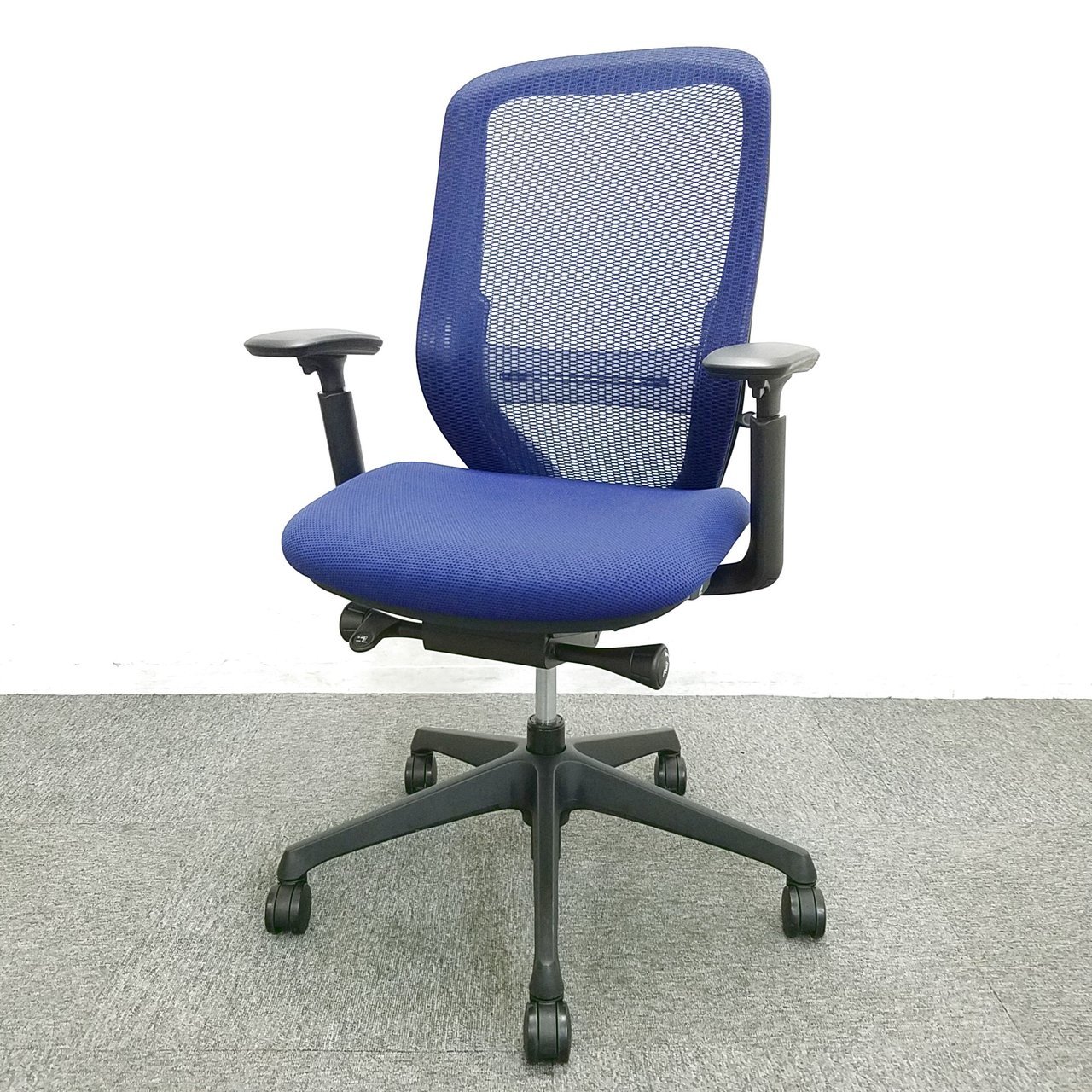 【22脚入荷】オカムラ社シルフィーチェアが入荷！中古　高級チェア　前傾姿勢　テレワーク用　オフィス　メッシュ　腰　リラックス　ハイバック
                        シルフィー（クッション） 
                                    中古
            