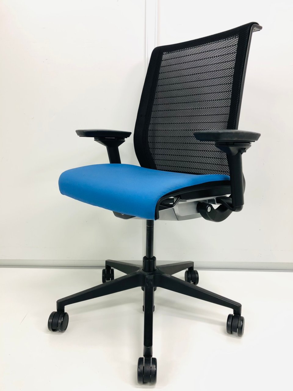 【肘付】【WEB注目度が常に高い海外メーカーシリーズ！】
スチールケース/シンク
                        シンクチェア（座:布
                                    中古
            