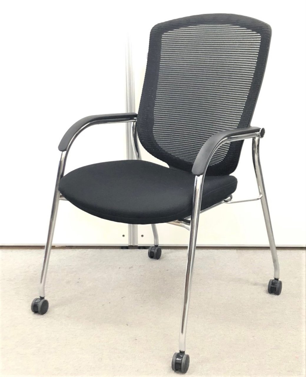 【オフィシャルな空間にふさわしいデザイン！】■オカムラ製　コンテッサシリーズ　ゲストチェア　キャスター脚　ブラック【おつとめ品】
                        コンテッサ 
                                    中古
            