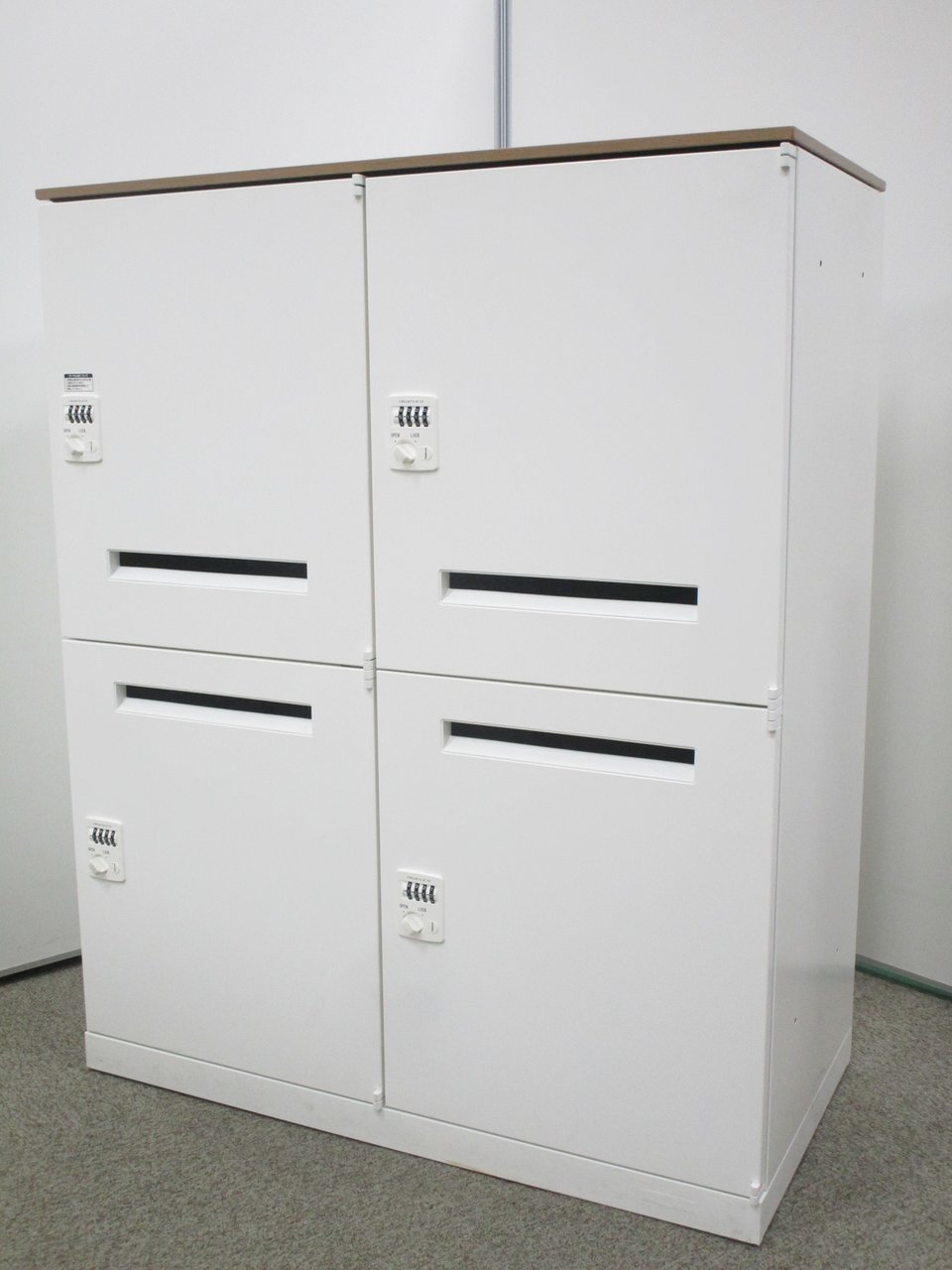 【フリーアドレスデスクとの相性抜群】【限定１台】オカムラ/４人用メールロッカー
                        レクトライン 
                                    中古
            