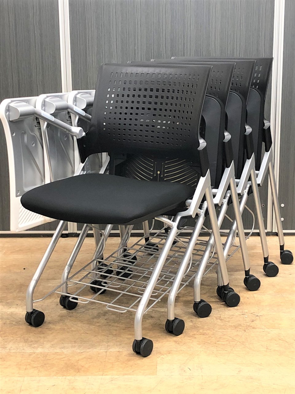 【13セット入荷】メモ台付きのミーティングチェア！お得なセット品【中古】【オフィス家具】【東京】【大阪】【愛知】【岐阜】【長野】【滋賀】
                        Monon 
                                    中古
            