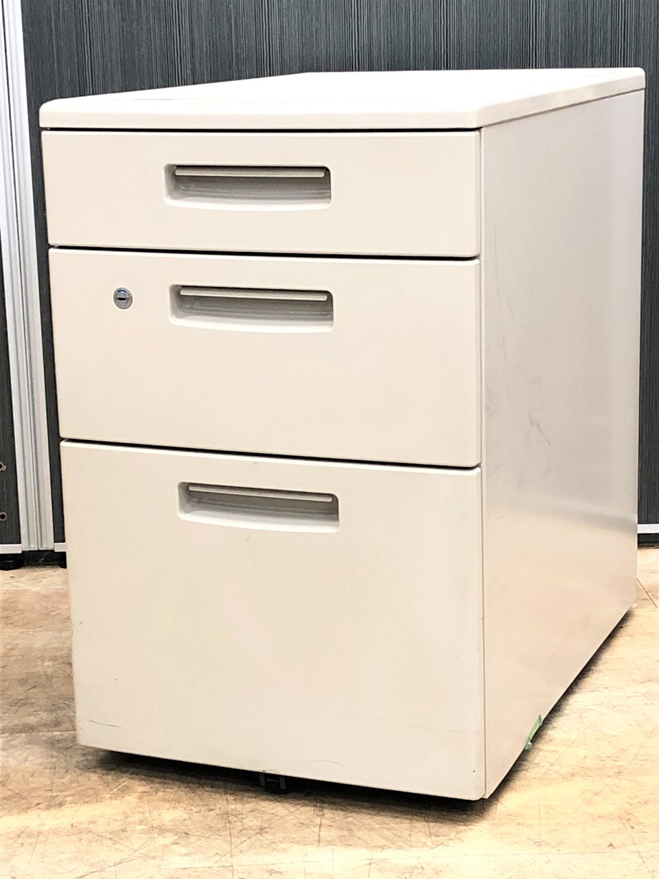 【16台入荷】コクヨ製　BS新タイプ　デスクインワゴン　デスクワークを快適に!【中古】【オフィス家具】【東京】【大阪】【愛知】【岐阜】【長野】【滋賀】
                        新BS 
                                    中古
            