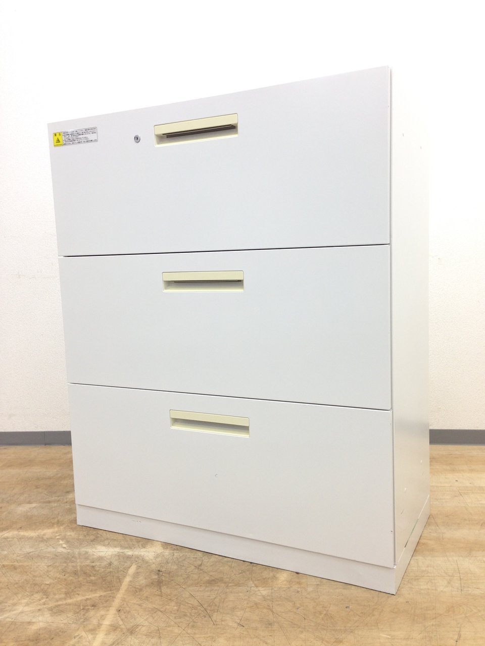 【施錠可能！】
引き出しタイプの書庫入荷！
かがまずに書類が見える人気者！
※取っ手部分に日焼け有の為、特価
■内田洋行/HS（ハイパーストレージ）
                        HS
                                    中古
            