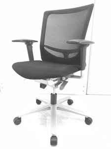 【コスパ最高！】
可動肘付きメッシュチェアがこの価格⁉
ランバーサポート割れで未装着のため、特別価格！
■内田洋行/レジア/ブラック