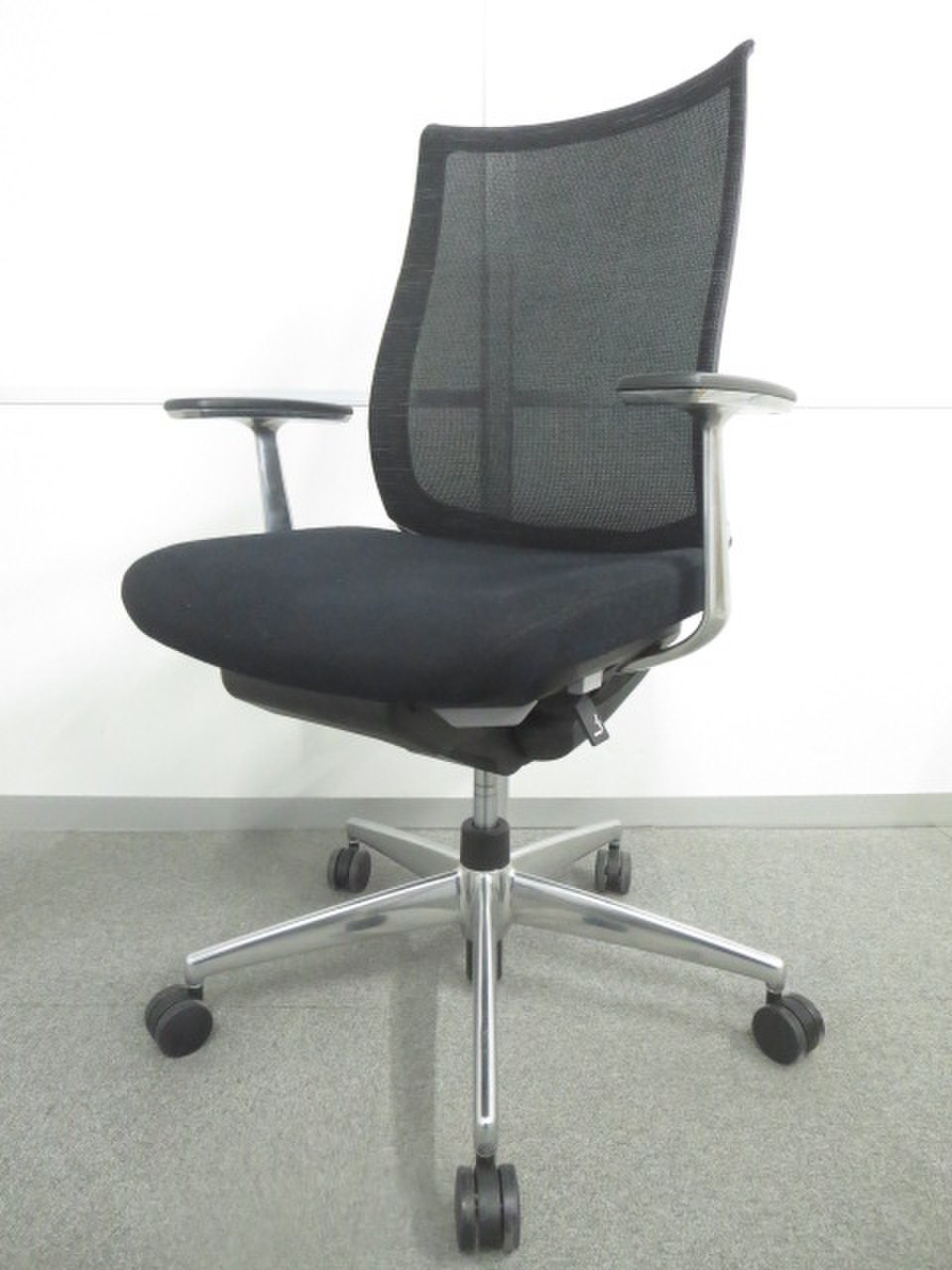 【完売必須！！】【専門業者クリーニング済】大人気コクヨのベゼルチェア！！大量入荷！※4脚まとめ買いでお値引き！！
                        ベゼル（アルミポリッシュ脚） 
                                    中古
            