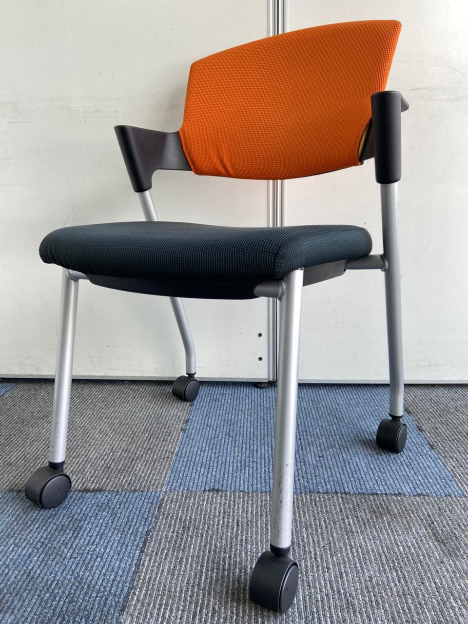 【重ねられます！】チェアの保管場所に場所を取れない最強チェア！！
座りごことも抜群！
                        プロッティ（キャスター付） 
                                    中古
            