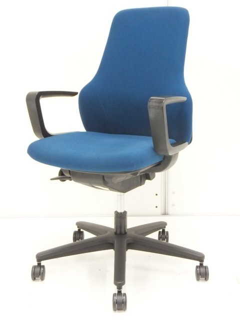 森の忍者、フクロウを意味するグーフォと名付けられらクッション性抜群のローコストOAチェア。
フクロウ要素がどこに散りばめられているのかよくわかりませんが、
なんとなくかわいい見た目をしています。