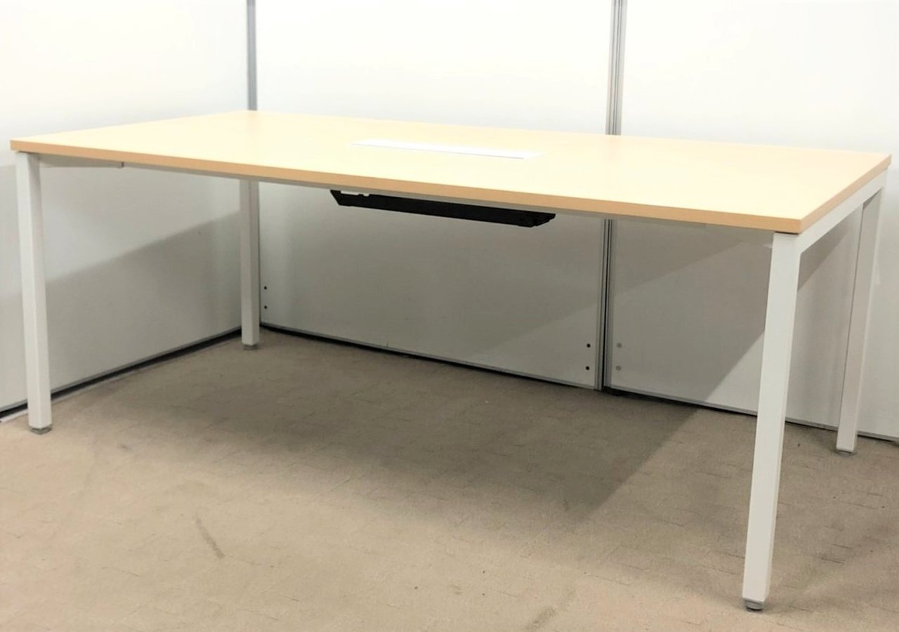 【リモート会議での利用にもオススメ！】■配線ボックス付ミーティングテーブル　W1800×D900mm
                        ノティオ 
                                    中古
            