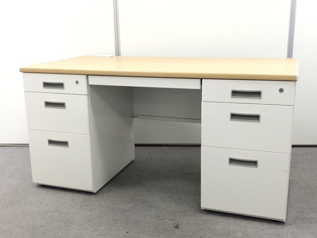 【珍しい木目調の両袖机！】
書類や文具を大量収納！
※一部へこみがある為、特価！
                        LCS デスク 
                                    中古
            